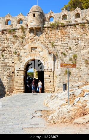 Vue sur le château vénitien porte principale, Rethymno, Crète, Grèce, Europe. Banque D'Images