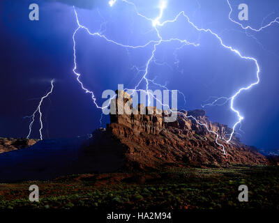 Surgions Battleship Rock, Valley of the Gods, Utah, États-Unis Banque D'Images