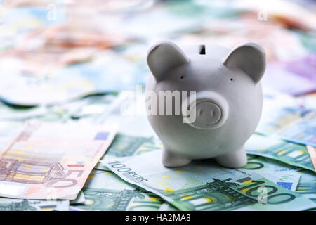 Fort de l'argent en espèces avec cochon libre Banque D'Images