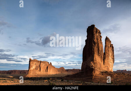 Courthouse Towers, Arches National Park, Utah, au lever du soleil. Banque D'Images