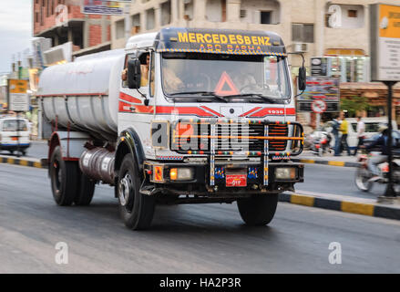 Vieux camion-citerne sur Hurghada street Banque D'Images