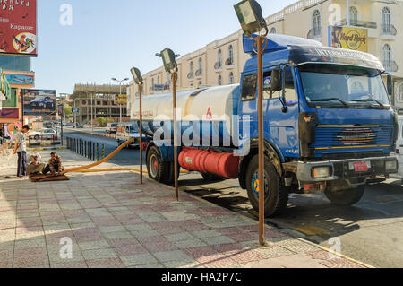 Camion de travail d'assainissement sur la rue. D'Hurghada. L'Égypte Banque D'Images