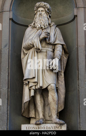 En vue de la statue de Léonard de Vinci à Florence, Italie Banque D'Images