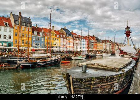 Du port de Nyhavn, Copenhague, Danemark Banque D'Images