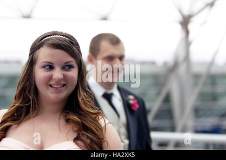 Jeune couple de se rencontrer pour le prom. Banque D'Images