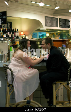 Jeune couple de se rencontrer pour le prom. Banque D'Images