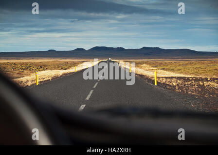 Vue d'une route de l'intérieur d'une voiture, de l'Islande Banque D'Images