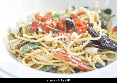 Spicy spaghetti, spaghetti avec du bacon et un plat de chili Banque D'Images