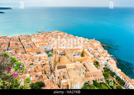 Areal view de Cefalu, Italie. Banque D'Images