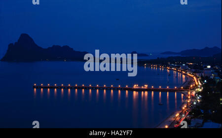 Le Golfe de Thaïlande à l'heure bleue, Prachuap Khiri Khan, Thaïlande Banque D'Images