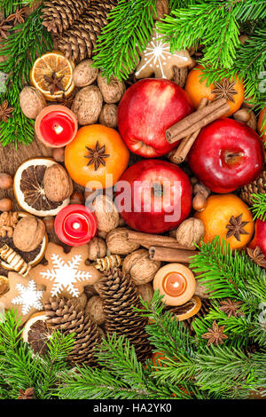 Arrière-plan de nourriture de Noël. Les fruits, biscuits, épices et noix Banque D'Images