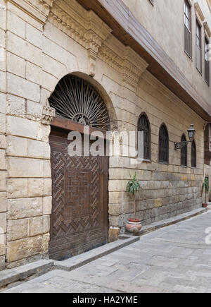 Vue de Darb Asfour Lane montrant une partie de la façade de Bayt Al-Suhaymi, une vieille époque ottomane chambre à l'époque médiévale Le Caire, Egypte Banque D'Images