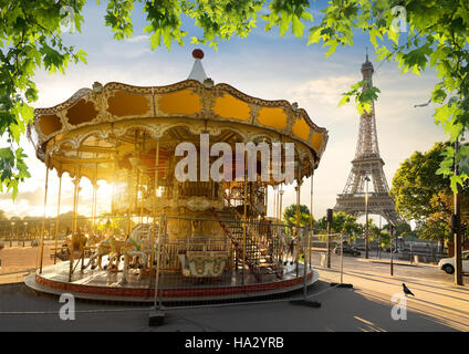 Carrousel en Park, près de la Tour Eiffel à Paris Banque D'Images