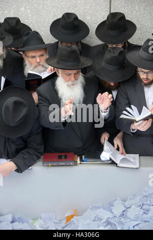 Un rabbin Loubavitch avec une prière personnelle dans les tombes des deux derniers Rabbis de Loubavitch Cambria Heights, dans le Queens, NY Banque D'Images