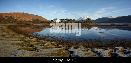 Les hivers froids matins à Inverscaddle Bay, sur les rives du Loch Linnhe au Ben Nevis avec Lochaber dans la distance. Banque D'Images