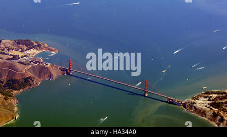 SAN FRANCISCO, USA - Octobre 4th, 2014 : une vue aérienne du pont du Golden Gate et le centre-ville de sf, prises à partir d'un avion Banque D'Images