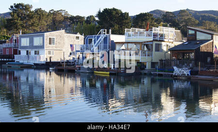 SAN FRANCISCO, USA - Octobre 4th, 2014 : une communauté sur l'eau dans les maisons flottantes de Sausalito, en Californie du Nord Banque D'Images