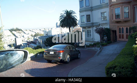 SAN FRANCISCO, USA - Octobre 5th, 2014 : les véhicules de route en descente sur Lombard Street, la plus célèbre et la plus sinueuse au monde Banque D'Images