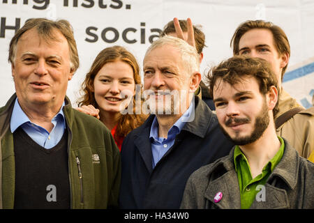 Leader du travail Jeremy Corbyn pose avec des militants du parti qu'il lance la campagne du NHS jour à Oxford. Banque D'Images