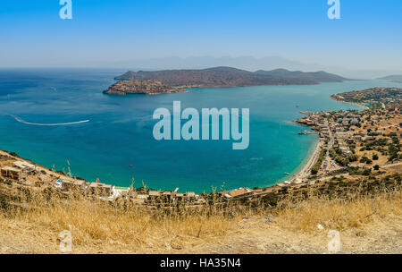Voir à Plaka Bay près de Aghios Nikolaos ville sur l'île de Crète, Grèce Banque D'Images