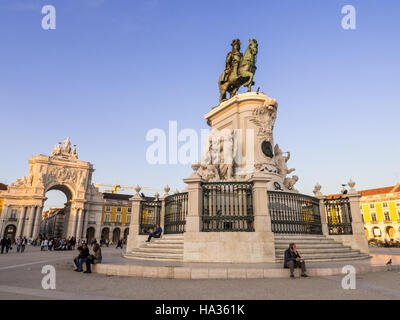 Praca do Comercio avec la statue du roi Jose J au centre-ville de Lisbonne, Portugal, au coucher du soleil. Banque D'Images