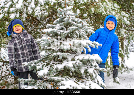 Petits garçons frères s'amuser dans la forêt d'hiver Banque D'Images