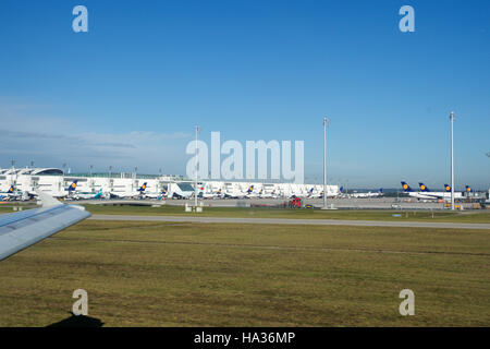 MUNICH, ALLEMAGNE - 15 octobre 2016 : Airplane taxiing sur la piste à l'aéroport, vue de l'intérieur avion Business Class Banque D'Images