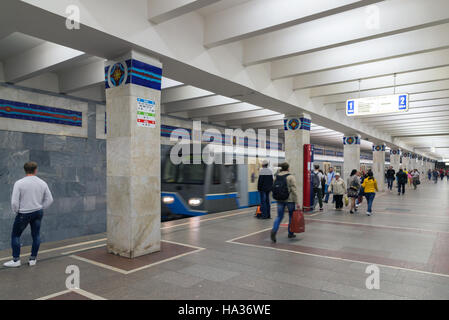 Moscou, Russie - Juin 10,2016. Les stations de métro Train sur Novogireevo Banque D'Images