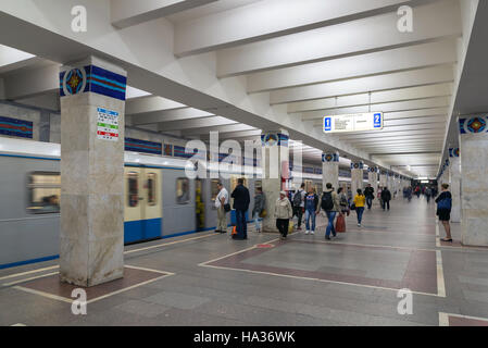 Moscou, Russie - Juin 10,2016. Les stations de métro Train sur Novogireevo Banque D'Images