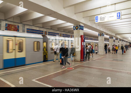 Moscou, Russie - Juin 10,2016. Les stations de métro Train sur Novogireevo Banque D'Images