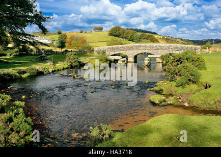 Pont-route et les restes d'un vieux pont battant sur l'Est de la rivière Dart à Bellever. Banque D'Images