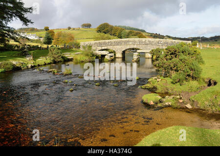 Pont-route et les restes d'un vieux pont battant sur l'Est de la rivière Dart à Bellever. Banque D'Images