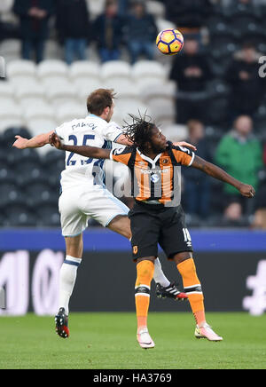 West Bromwich Albion's Craig Dawson (à gauche) et Hull City's Dieumerci Mbokani (à droite) bataille pour la balle en l'air au cours de la Premier League match au stade KCOM, Hull. Banque D'Images