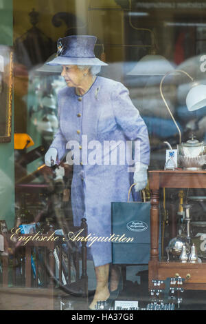 Découper le carton figure montrant Elizabeth II dans la vitrine d'une boutique d'antiquités, constance, constance Banque D'Images