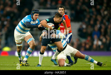 Ben Youngs l'Angleterre (centre) est abordé par l'Argentine's Ramiro Herrera au cours de l'automne match international au stade de Twickenham, Londres. Banque D'Images