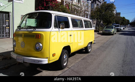 SAN FRANCISCO, USA - Octobre 5th, 2014 : un millésime 1968 Volkswagen Bus dans les rues de Californie de l'OFS Banque D'Images