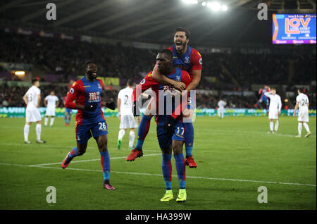 Crystal Palace's Christian Benteke célèbre marquant son quatrième but de côtés de l'équipe au cours de la Premier League match au Liberty Stadium, Swansea. Banque D'Images