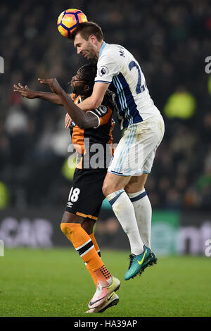 Hull City's Dieumerci Mbokani (à gauche) et West Bromwich Albion Gareth McAuley (à droite) bataille pour la balle en l'air au cours de la Premier League match au stade KCOM, Hull. Banque D'Images