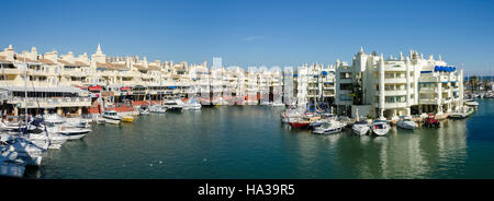 Benalmadena espagne. Le port de Benalmádena, luxe Puerto Marina, Costa del Sol, Malaga province. L'Andalousie, Sud de l'Espagne, l'Europe. Banque D'Images