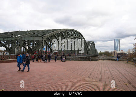 Pont Hohenzollern Cologne, Allemagne. Pont de serrures. Serrures de l'amour. Banque D'Images