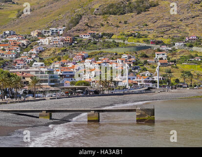 Portugal, Madère, vue de la plage de galets de Santa Cruz. Banque D'Images