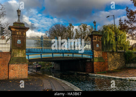 Pont sur le Regent's Canal dans la petite Venise à Londres en automne - 2 Banque D'Images