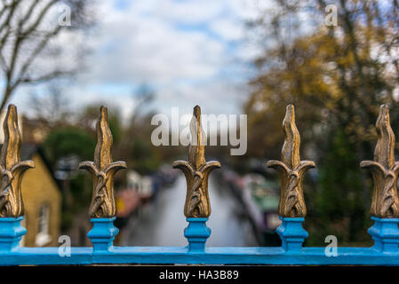 Clôture en fer forgé en forme de lys sur un pont sur le Regent's Canal dans la petite Venise à Londres en automne - 2 Banque D'Images