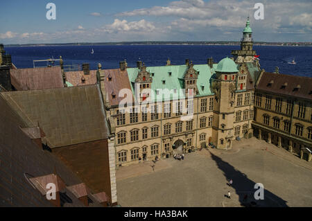 Avis de toit en château renaissance à cour de Kronborg ville Helsingborg et détroit entre le Danemark et la Suède. Banque D'Images