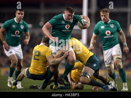 L'Irlande Ammon Furlong en action contre l'Australie Reece Hodge (à gauche) au cours de l'automne International match à l'Aviva Stadium de Dublin. Banque D'Images