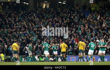 Fans célébrer après l'Irlande Keith Earls marque un essai au cours de l'automne International match à l'Aviva Stadium de Dublin. Banque D'Images