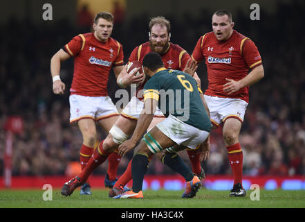 Galles Alun Wyn Jones s'exécute à l'Afrique du Sud au cours de l'automne Carr Nizaam match international à la Principauté Stadium, Cardiff. Banque D'Images