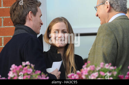 Taylor Lautner et Hannah Bagshawe assister à la 60e marche du Hennessy Gold Cup à l'Hippodrome de Newbury à Newbury. Banque D'Images