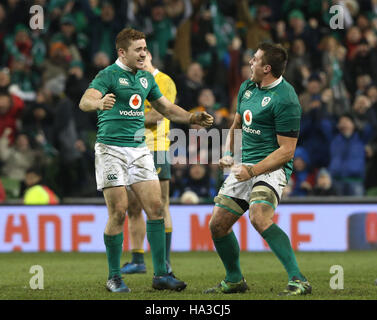 L'Irlande et Paddy Jackson CJ Stander (à droite) célèbrent la victoire après le match international de l'automne à l'Aviva Stadium de Dublin. Banque D'Images