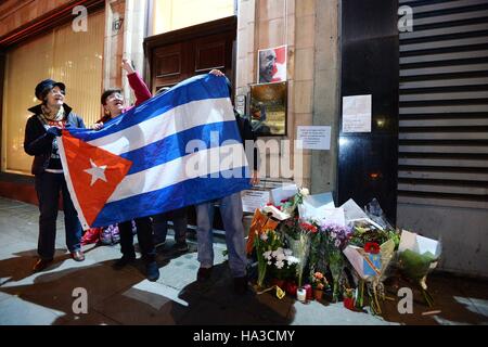 Personnes participent à une veillée aux chandelles à l'extérieur de l'ambassade de Cuba à Holborn, Londres, pour l'ex-leader cubain Fidel Castro qui sont morts âgés de 90. Banque D'Images